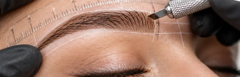 Diseño de ceja con regla de visagismo durante un tratamiento de microblading